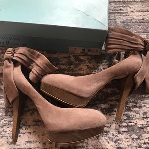 Marciano bow tie suede heels like new